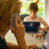 Weniger Homeoffice, mehr Zeit fürs Kind? Wer dafür im Job kürzertritt, kann Kindererziehungszeiten für die Rente bekommen – Väter genauso wie Mütter. (Foto: Christin Klose/dpa-tmn)