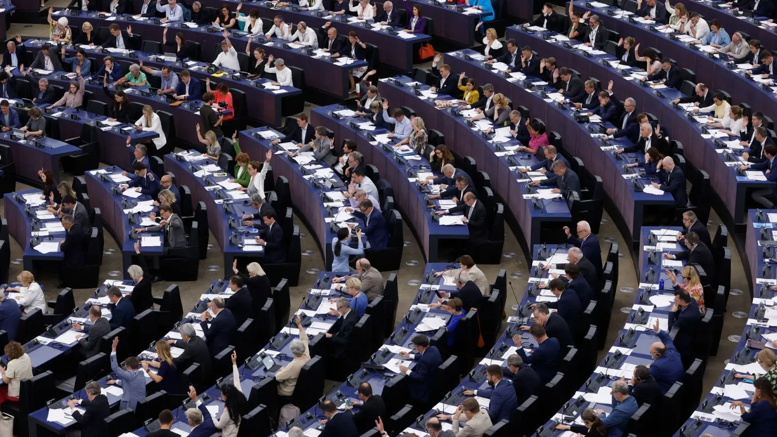 Das Europaparlament in Straßburg hat sich für  Maßnahmen, die vor Kreditkartenschulden oder ungeeigneten Krediten schützen sollen, ausgesprochen. (Foto: Jean-Francois Badias/AP/dpa)