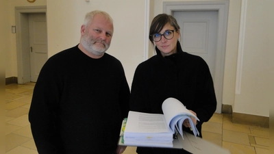 Er klagt wegen der PFC-Verseuchung seines Brunnens gegen die Bundesrepublik Deutschland: Jürgen Wolf vor der Verhandlung beim OLG mit seiner Anwältin Dr. Sylvia Meyerhuber. (Foto: Winfried Vennemann)