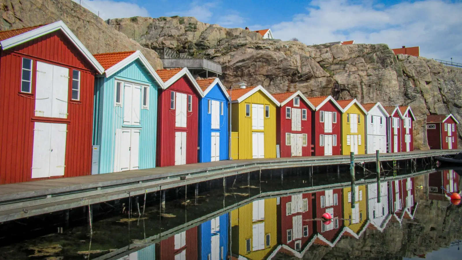 Smögen an der schwedischen Westküste: Die bunten Holzhäuser am Hafen sind das Wahrzeichen des Fischerörtchens – und Ausgangspunkt für Linneas Algensafari. (Foto: Sabine Glaubitz/dpa-tmn)