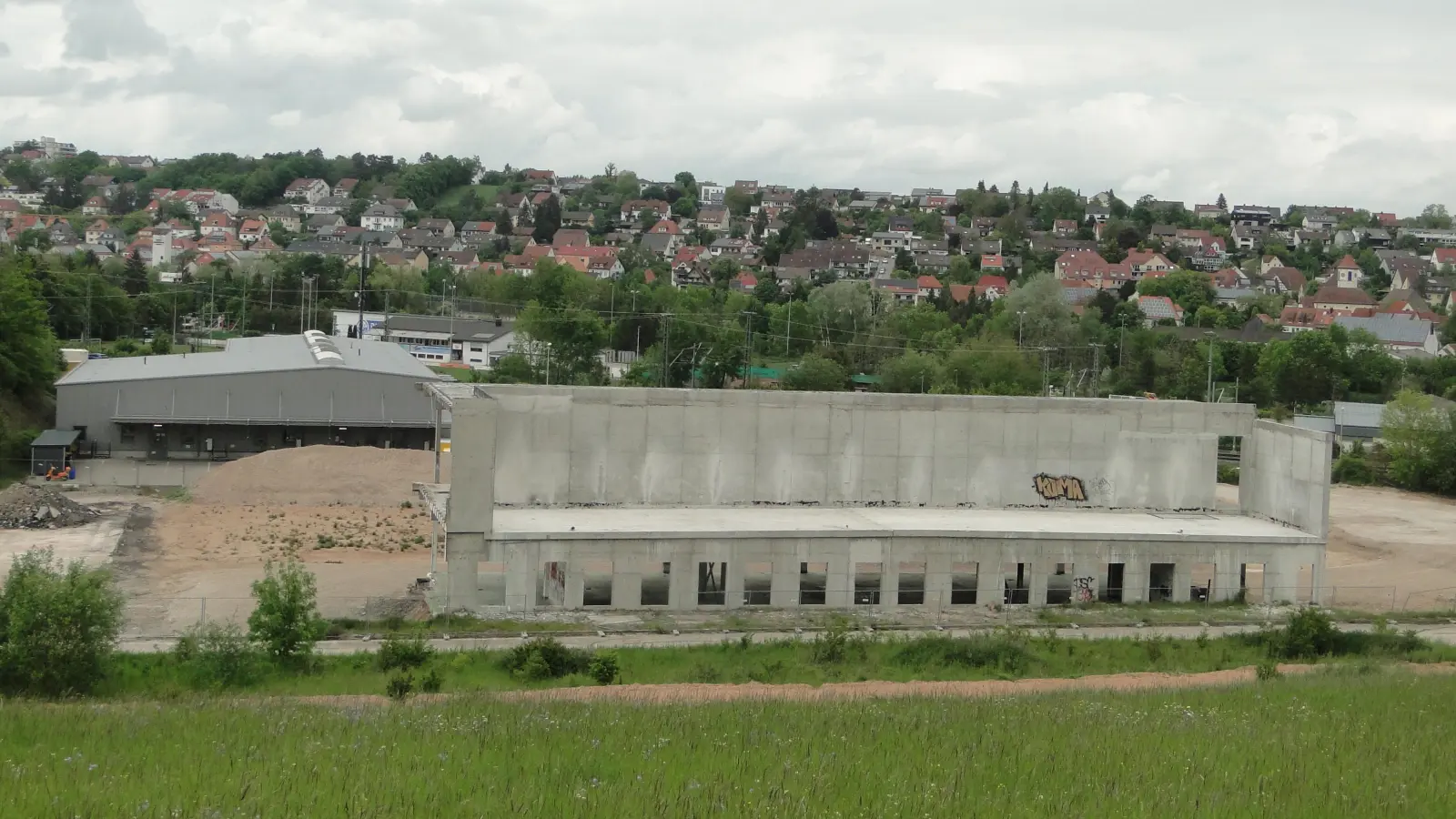 Das Stahlbeton-Skelett des ehemaligen Kühlhauses (vorne) soll als Basis für die geplante Büroeinheit dienen. Links hinten ist das Postzentrum der DHL zu sehen. (Foto: Winfried Vennemann)
