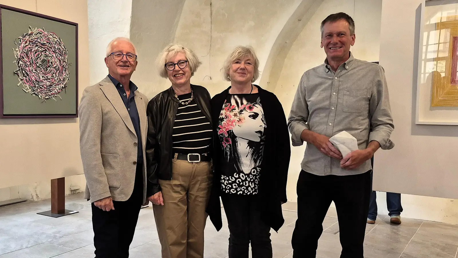 Sie zeigen im Fleischhaus aktuell vier Arten von Kunst (von links): Reinhard Schuster, Irmtraut Schmidt-Hartung, Sabine Schricker-Müller und Michael Borgelt. (Foto: Margit Schwandt)