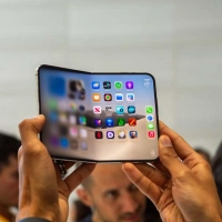 Foldables wie das iPhone Duo hier im Bild brauchen besondere Vorsicht: Scharniere und Innendisplays sollten nicht mit Gewalt belastet werden. (Foto: Andrej Sokolow/dpa)