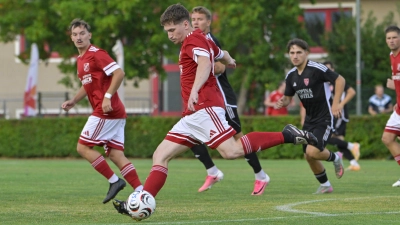 Die Neuendettelsauer Defensive um Dennis Avramovic (hier in einem anderen Spiel) hatte in Buckenhofen viel zu tun. (Foto: Martin Rügner)