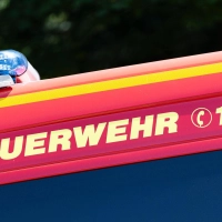 Der Brand am Kranzbergkogel dauert an. (Symbolbild) (Foto: Michael Matthey/dpa)
