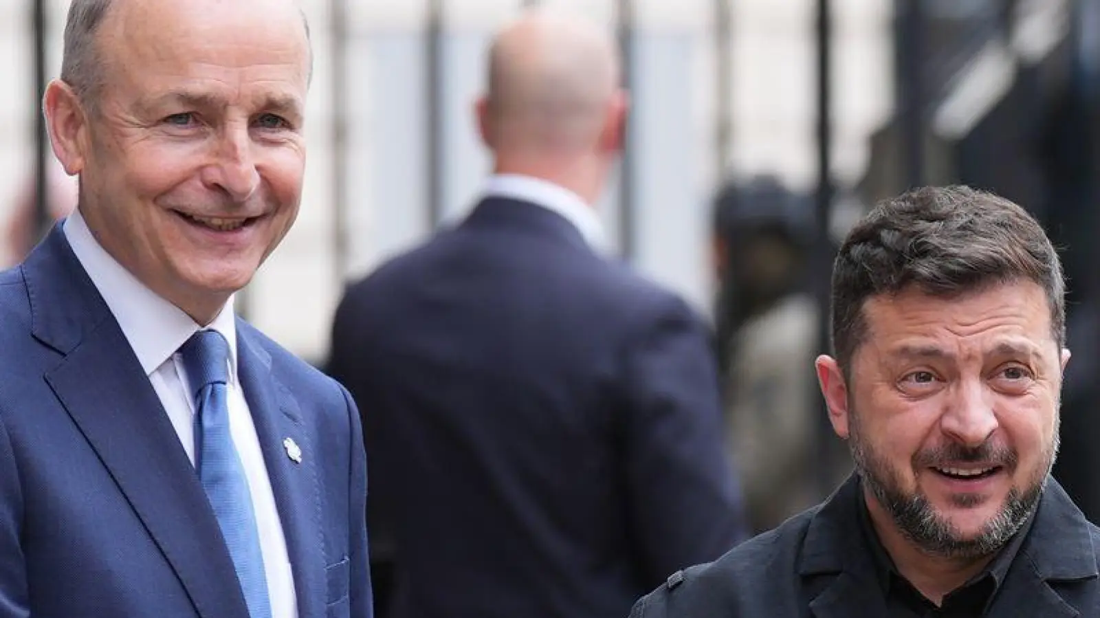 Der ukrainische Präsident Wolodymyr Selenskyj (r) reiste als Ehrengast zu Eröffnungsfeier nach Dublin. Er wurde von Regierungschef Micheál Martin begrüßt. (Foto: Niall Carson/PA Wire/dpa)