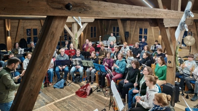 Beim Probenwochenende auf Burg Hoheneck: Mark Sirok (links) erarbeitet mit dem Stadt- und Jugendblasorchester Ansbach das Jubiläumsprogramm für das kommende Frühjahrskonzert. Am Samstag ist das Ergebnis im Onoldiasaal zu hören. (Foto: Ernst Berendes)