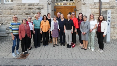 Ursula Memhardt (rechts) mit den neuen Hospizbegleiterinnen und dem neuen Hospizbegleiter (von links): Anette Pehl, Gudrun Hartl, Gertraud Smolka, Anette Dürr, Kristin Kellermann, Gabriela Kienapfel, Vanessa Benz, Doris Häußer, Richard Rummel, Julia Letterer, Monika Mildner, Carmen Steferle, Anna-Jasmin Rösner, Nicoletta Strobl, Tanja Petersen. Es fehlt Aleyna Kirmizioglau. (Foto: Karl-Heinz Gisbertz)