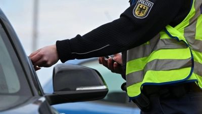 Bei einer Grenzkontrolle ziehen die Beamten den überbesetzten Wagen aus dem Verkehr. (Symbolbild) (Foto: Katharina Kausche/dpa)