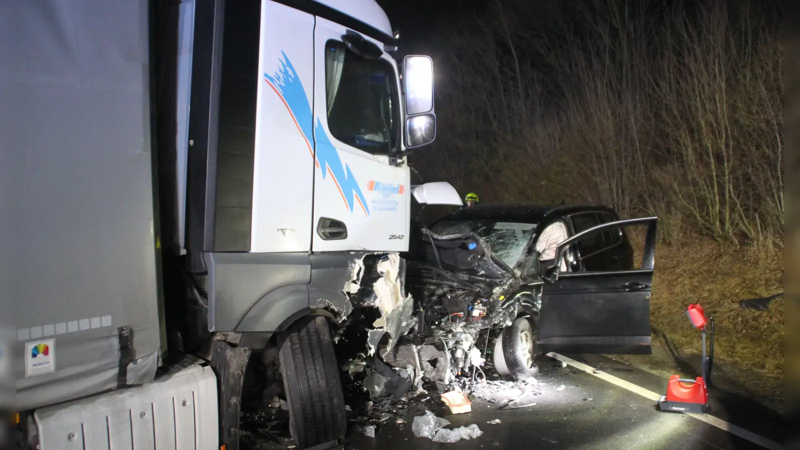 Auf der B13 bei Schwebheim kam es zu einem Unfall zwischen einem Pkw und einem Lkw. Der genaue Hergang ist noch unklar. (Foto: Hans-Bernd Glanz)