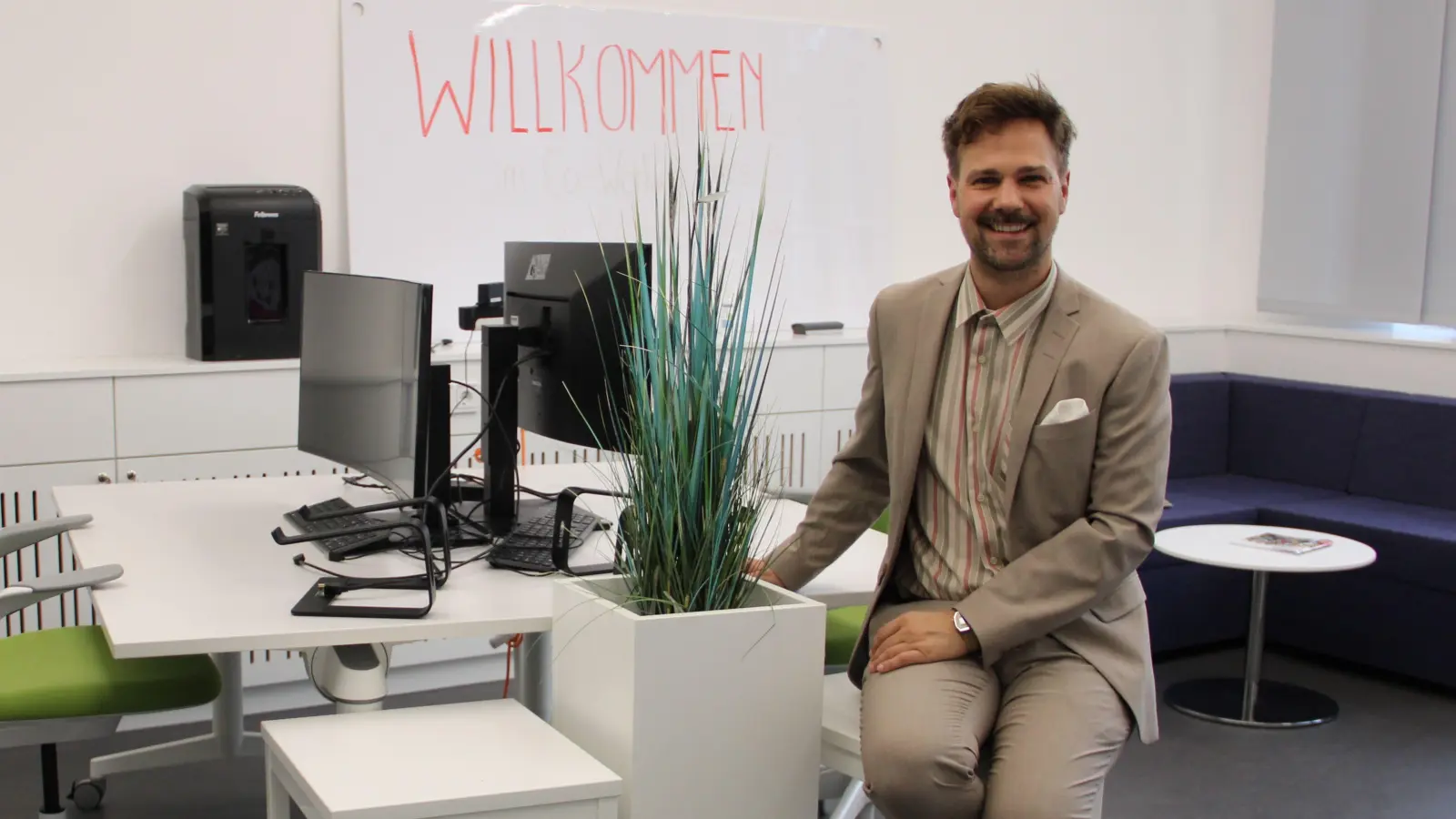 Dr. Florian Diener im Co-Working-Raum, in den sich Gründerinnen, Gründer, Angestellte und Selbstständige einmieten können. (Foto: Clarissa Kleinschrot)