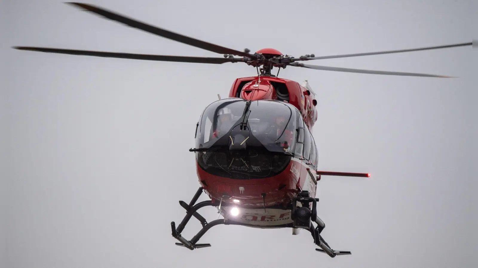 Ein Rettungshubschrauber brachte eine 48-jährige Motorradfahrerin in eine Klinik. (Symbolbild: Stefan Sauer/dpa)