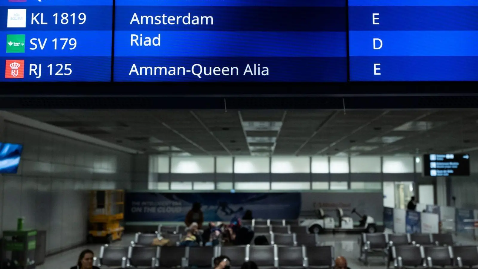 Vielerorts fallen viele Flüge aus, weil große Drehkreuze in der Golfregion nicht angeflogen werden können – so auch hier in Frankfurt. (Foto: Florian Wiegand/dpa)