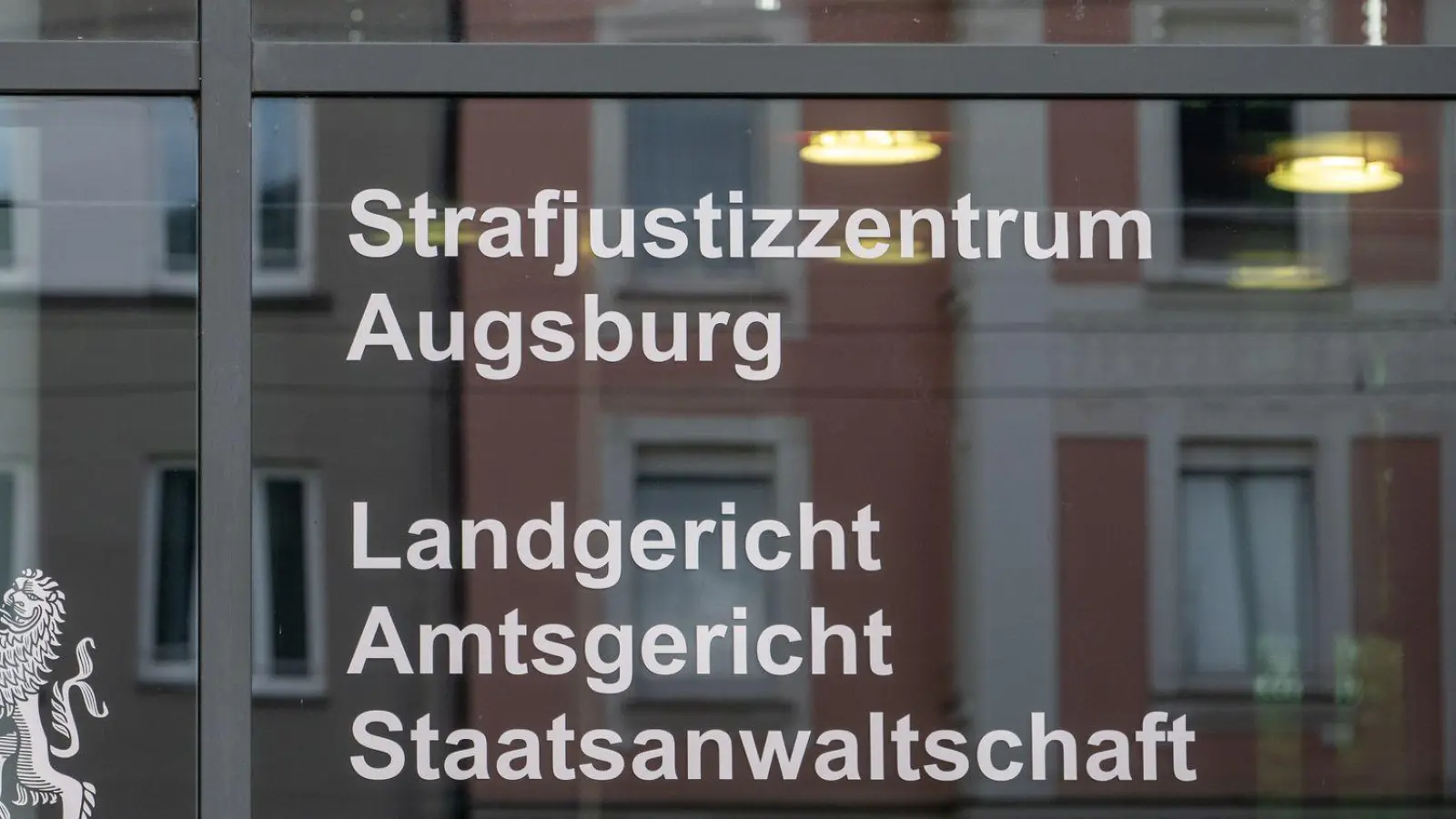 Ein Jugendlicher muss sich wegen eines rassistisch motivierten Mordversuchs vor dem Augsburger Landgericht verantworten. (Symbolbild) (Foto: Stefan Puchner/dpa)