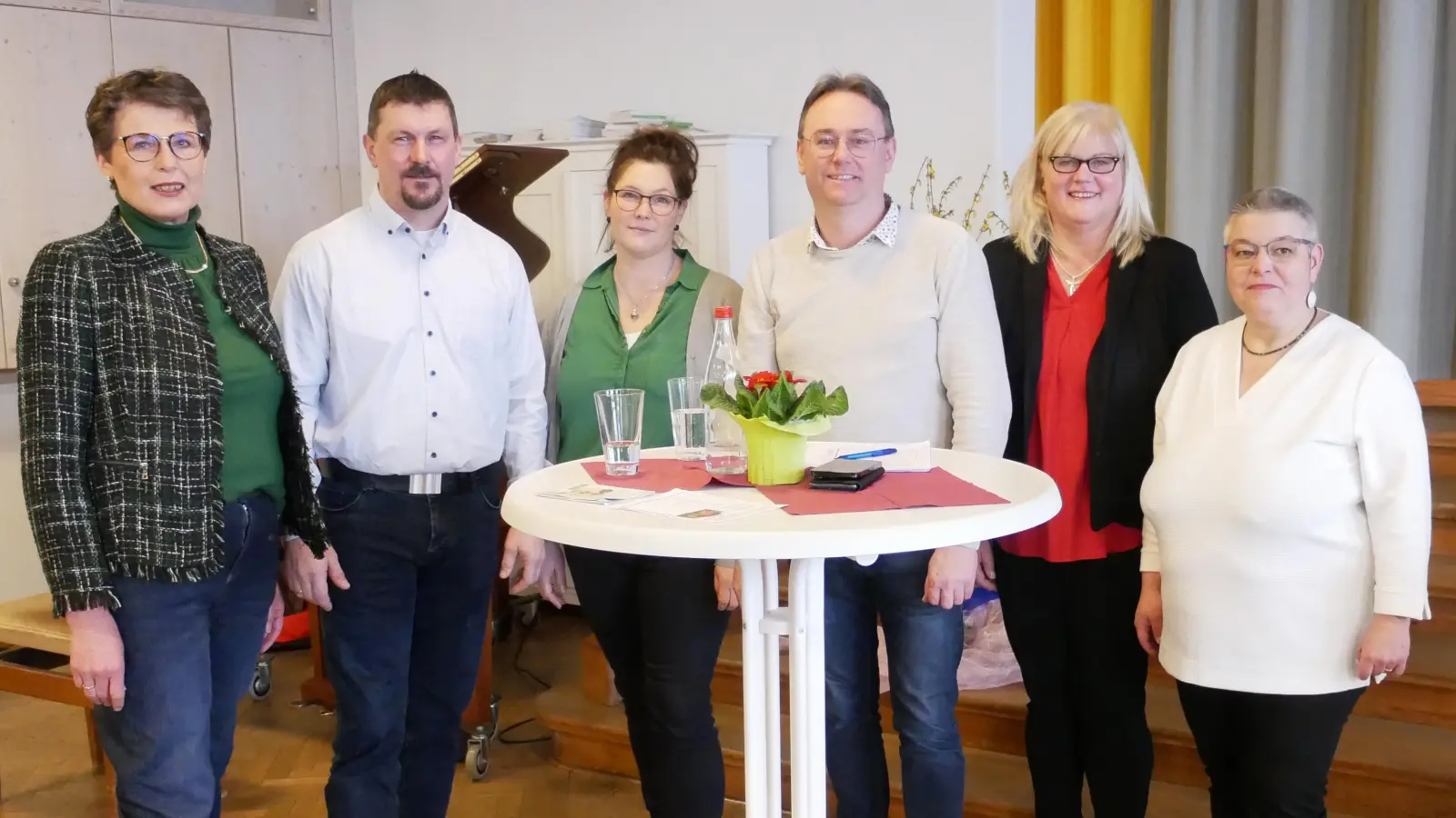 Diskutieren beim Dekanats- und Landfrauentag in Feuchtwangen über den Umgang mit Lebensmitteln (von links): die Geschäftsführerin des Diakonischen Werkes Feuchtwangen, Gudrun Naser, das Landwirtsehepaar Bernd und Anja Hiller aus Rißmannschallbach, Feuchtwangens dritter Bürgermeister Herbert Lindörfer, die Kreis-, Bezirks- und stellvertretende Landesbäuerin Christine Reitelshöfer und Dekanin Uta Lehner. (Foto: Lisa-Maria Liebing)