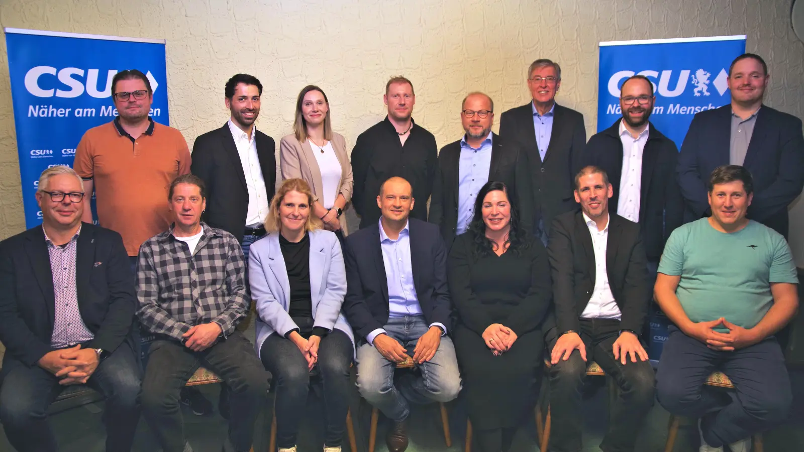 Mit diesem Team um Bürgermeisterkandidat Mathias Scheuer (vordere Reihe, Mitte) geht die Schopflocher Wählergemeinschaft aus CSU und Freien Wählern in den Wahlkampf. (Foto: Wählergemeinschaft/Roger Rehn)