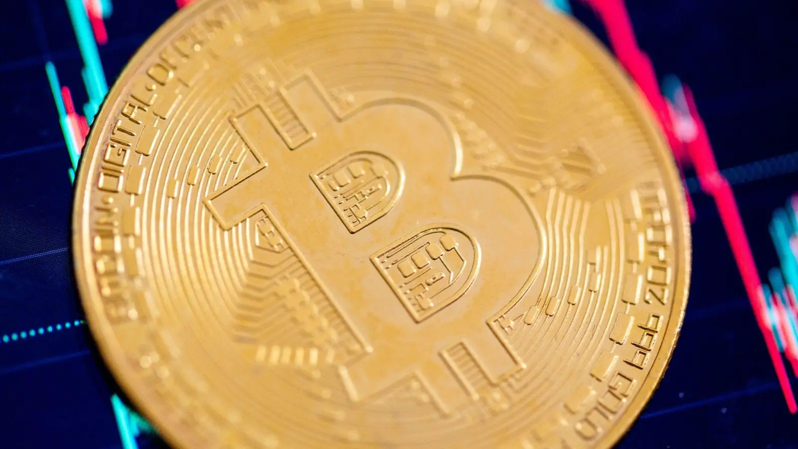 Der Kurs der Digitalwährung Bitcoin ist unter Druck. (Foto: Fernando Gutierrez-Juarez/dpa)