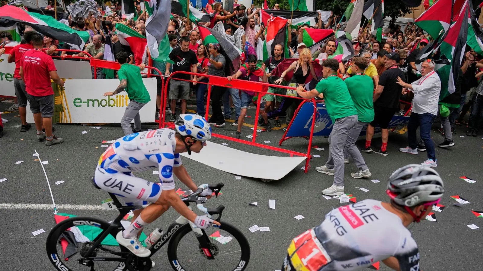 Nur mit viel Mühe können die Sicherheitskräfte die Demonstranten zurückhalten. (Foto: Miguel Oses/AP/dpa)
