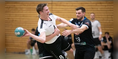 Die Gegner packen richtig zu: Die SG Kernfranken, hier Christian Wattenbach am Ball, tut sich in der Oberliga schwer, zu Toren zu kommen. Das war auch gegen Regensburg (rechts Adrian Meta) so. (Foto: Markus Zahn)