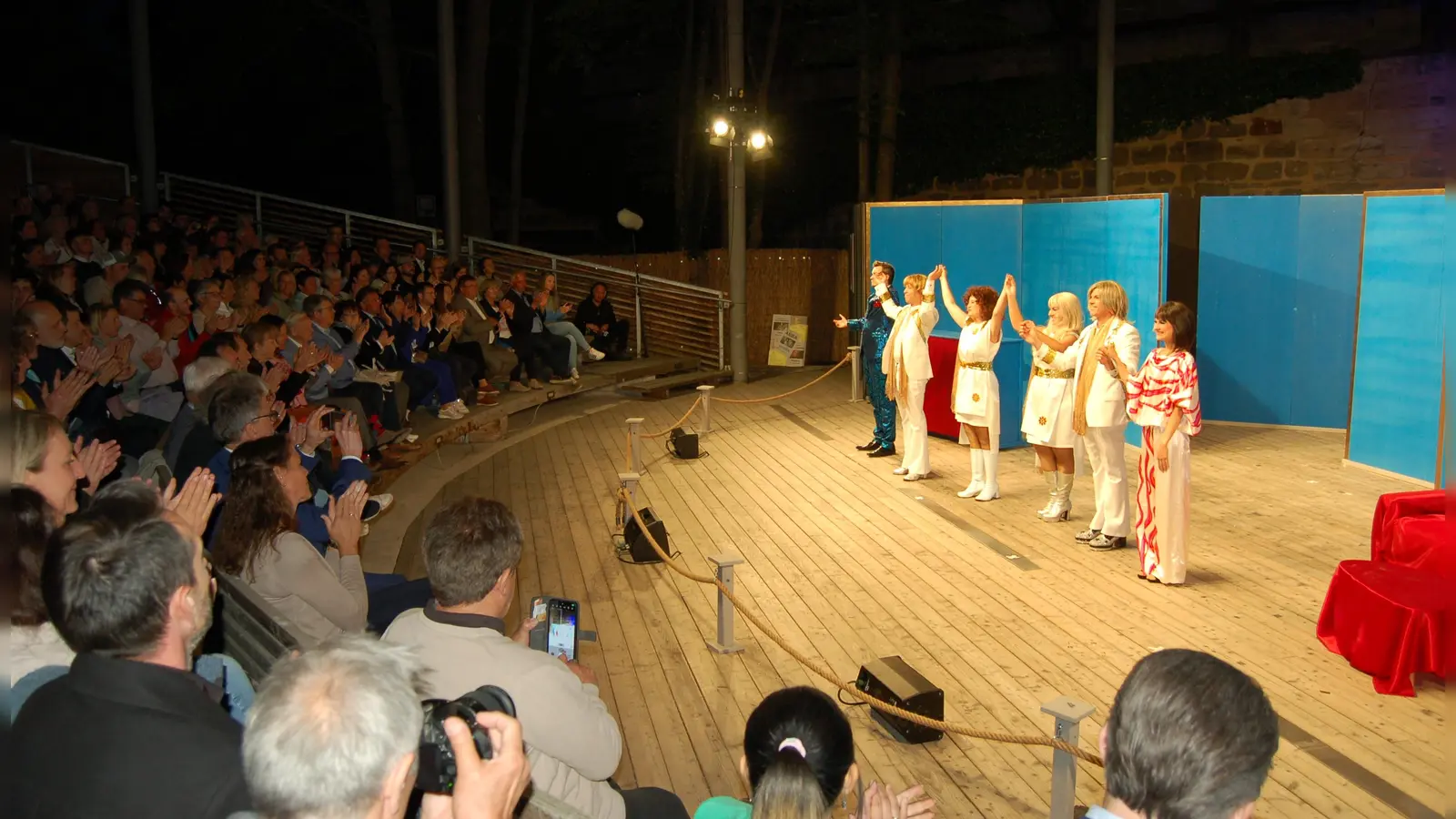 Am Ende des „großen ABBA-Konzerts“: Das Publikum klatschte begeistert Beifall und erhob sich dann später dazu auch von den Plätzen. Die sechs Darstellerinnen und Darsteller hängten zum Dank eine musikalische Zugabe dran. (Foto: Markus Weinzierl)