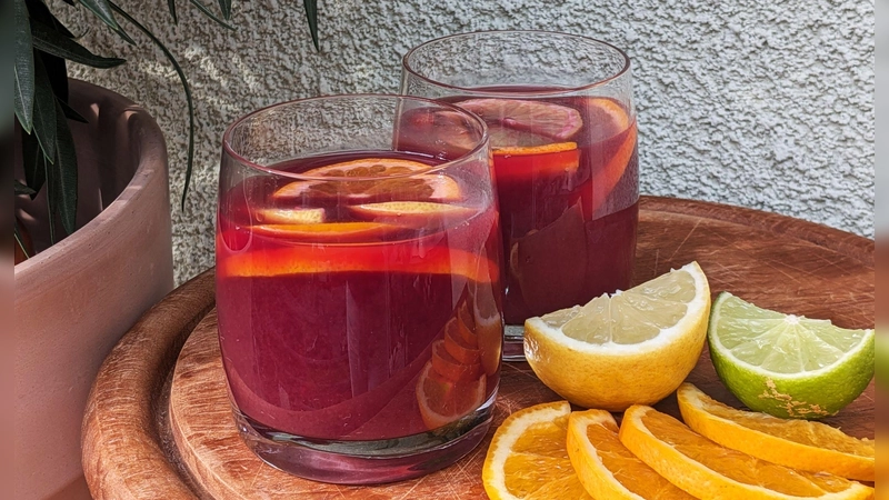 Die spanische Sangria wird aus Rotwein, Apfel, Limetten, Nektarinen und einem Hauch Cointreau gemacht. (Foto: Doreen Hassek/hauptstadtkueche.blogspot.com/dpa-tmn)