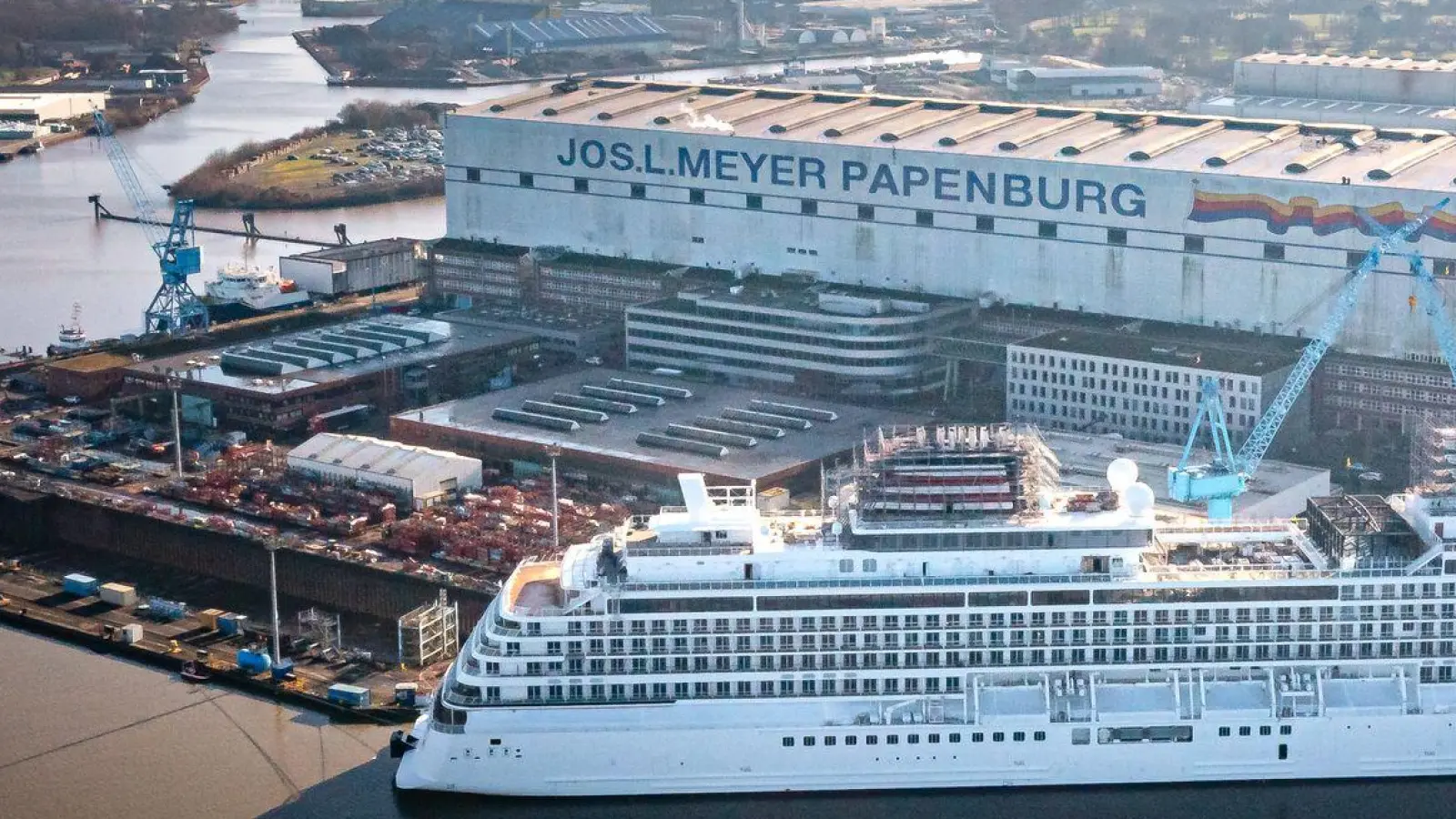 Bund und Land sind mit jeweils 40 Prozent an der Meyer Werft beteiligt. (Archivbild) (Foto: Sina Schuldt/dpa)