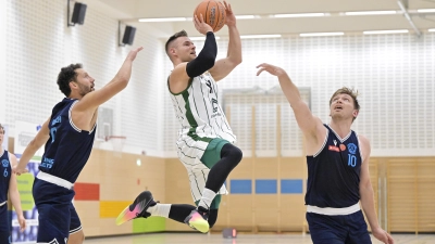 Manuel Rockmann segelt Richtung Korb. Er hatte es für Neustadt auch in der Hand, in der letzten Sekunde den Korb für den Sieg gegen Haching (links Sebastian Rauch, rechts Hendrik Wohofsky) zu erzielen. (Foto: Martin Rügner)