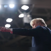 Laut Audi entsteht das erste Werk in den USA. Die Ankündigung dafür kam während einer Wahlkampfveranstaltung von US-Präsident Trump. (Foto: Mark Schiefelbein/AP/dpa)