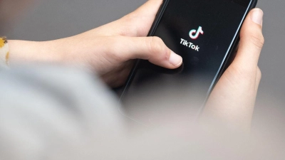 Viele Jugendliche informieren sich über Tiktok. (Foto: Hannes P. Albert/
          /dpa)