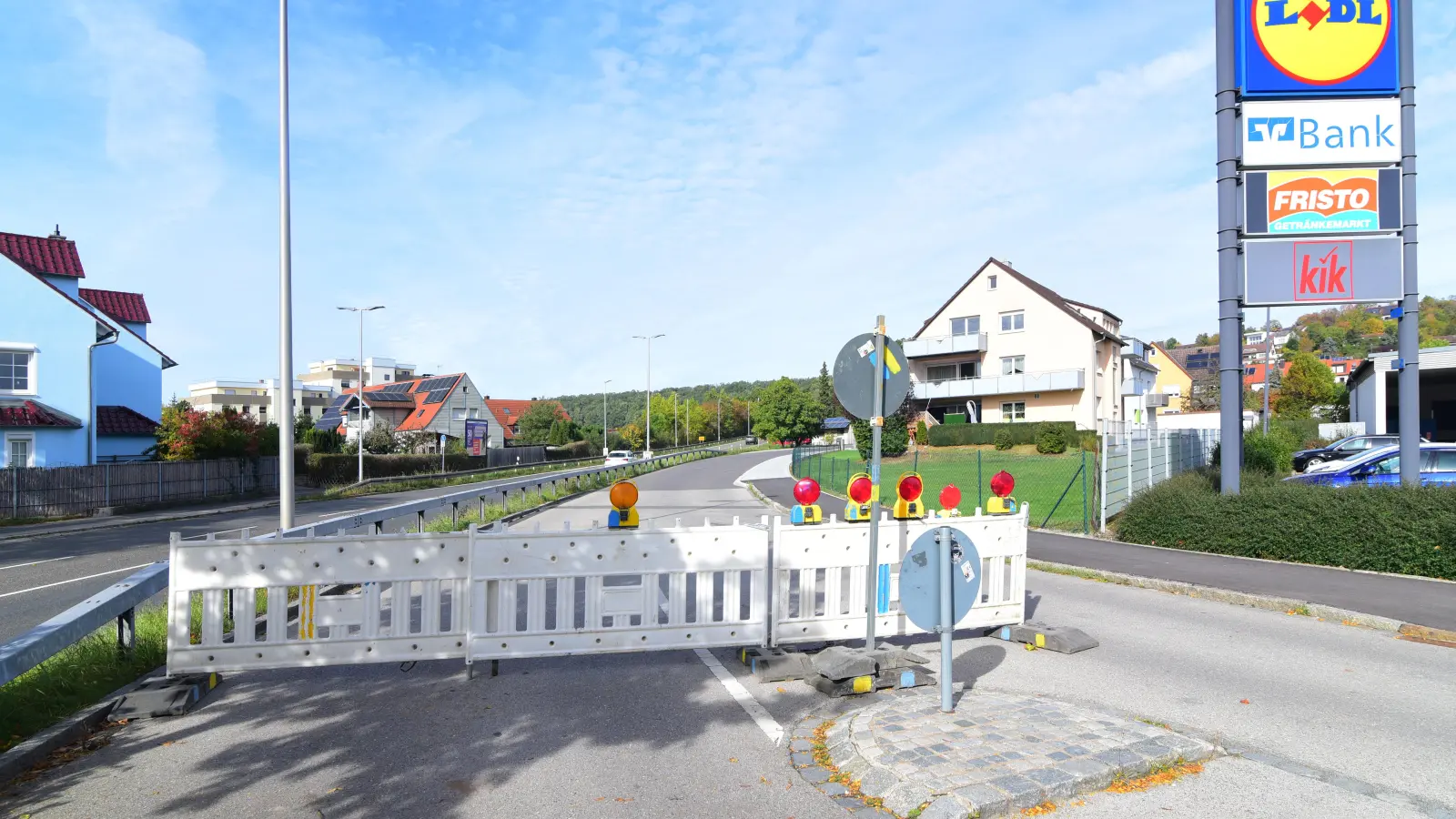 Die Rügländer Straße ist an der Einmündung in die Rettistraße schon wieder gesperrt. Es ist allerdings nicht die einzige Sperrung, die derzeit die Verkehrsteilnehmer in Ansbach ausbremst. (Foto: Irmeli Pohl)