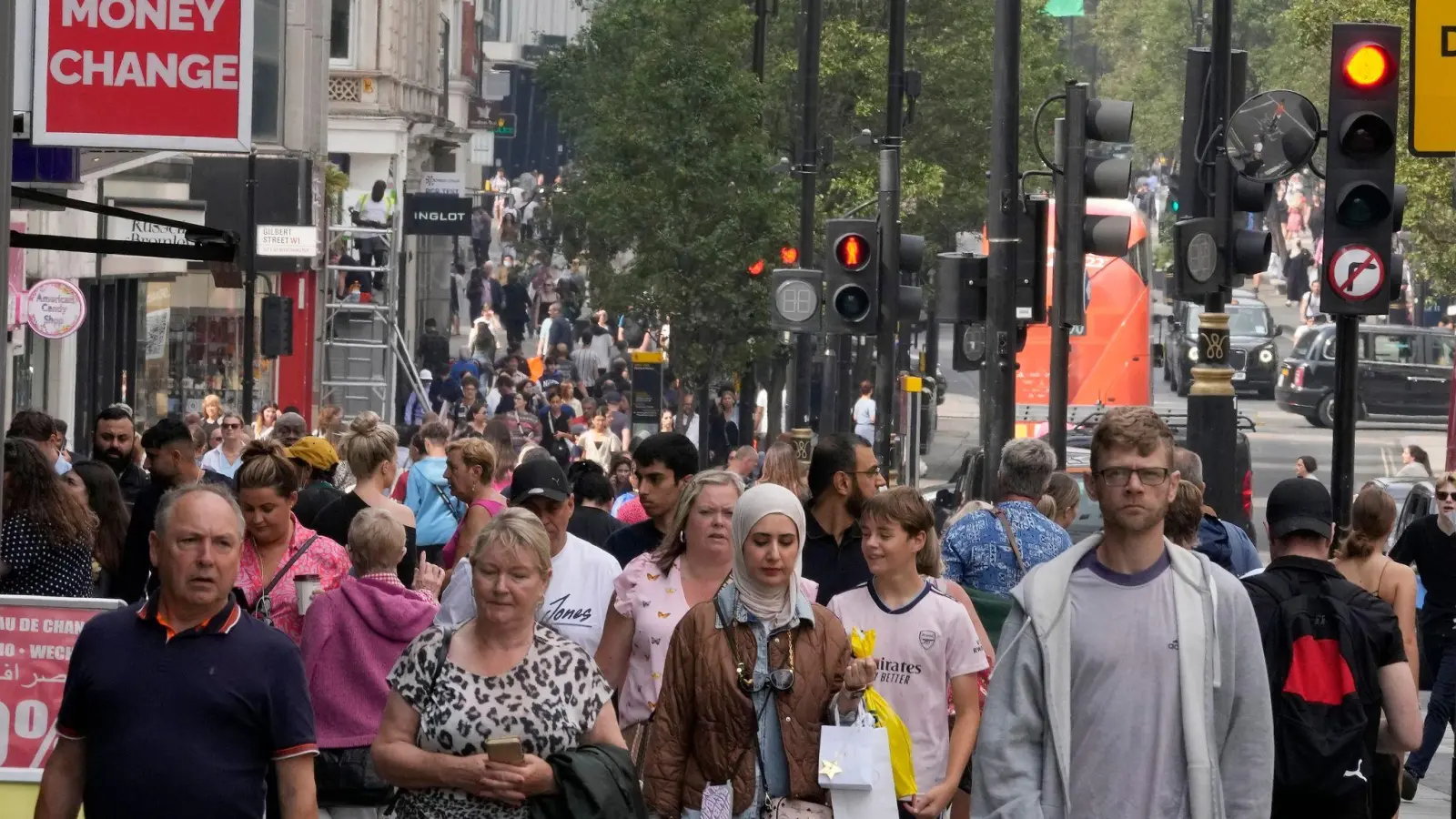 Einkaufsstraße in London. Die Inflationsrate im Vereinigten Königreich ist im Juli auf 10,1 Prozent gestiegen, wie aus neuen Zahlen des Office for National Statistics hervorgeht. (Foto: Frank Augstein/AP/dpa)