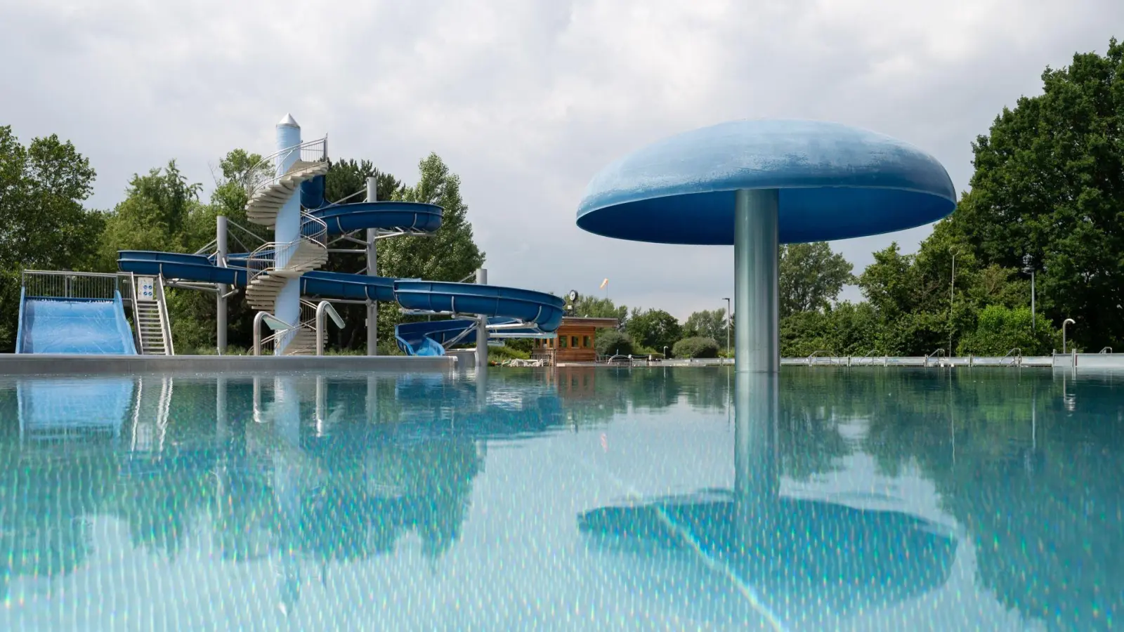 Bei sommerlichen Temperaturen kommen mehrere Menschen bei Badeunfällen ums Leben. (Archivbild) (Foto: Sebastian Gollnow/dpa)