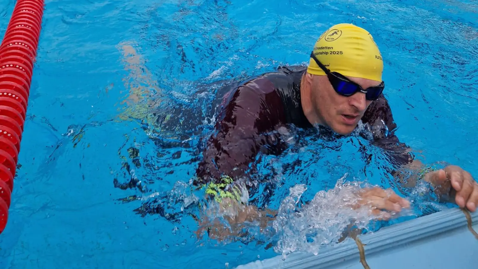 Marc Hartmann beim Kacheln zählen, 152 Bahnen legte er im Freibad zurück. (Foto: Sandra Hartmann)
