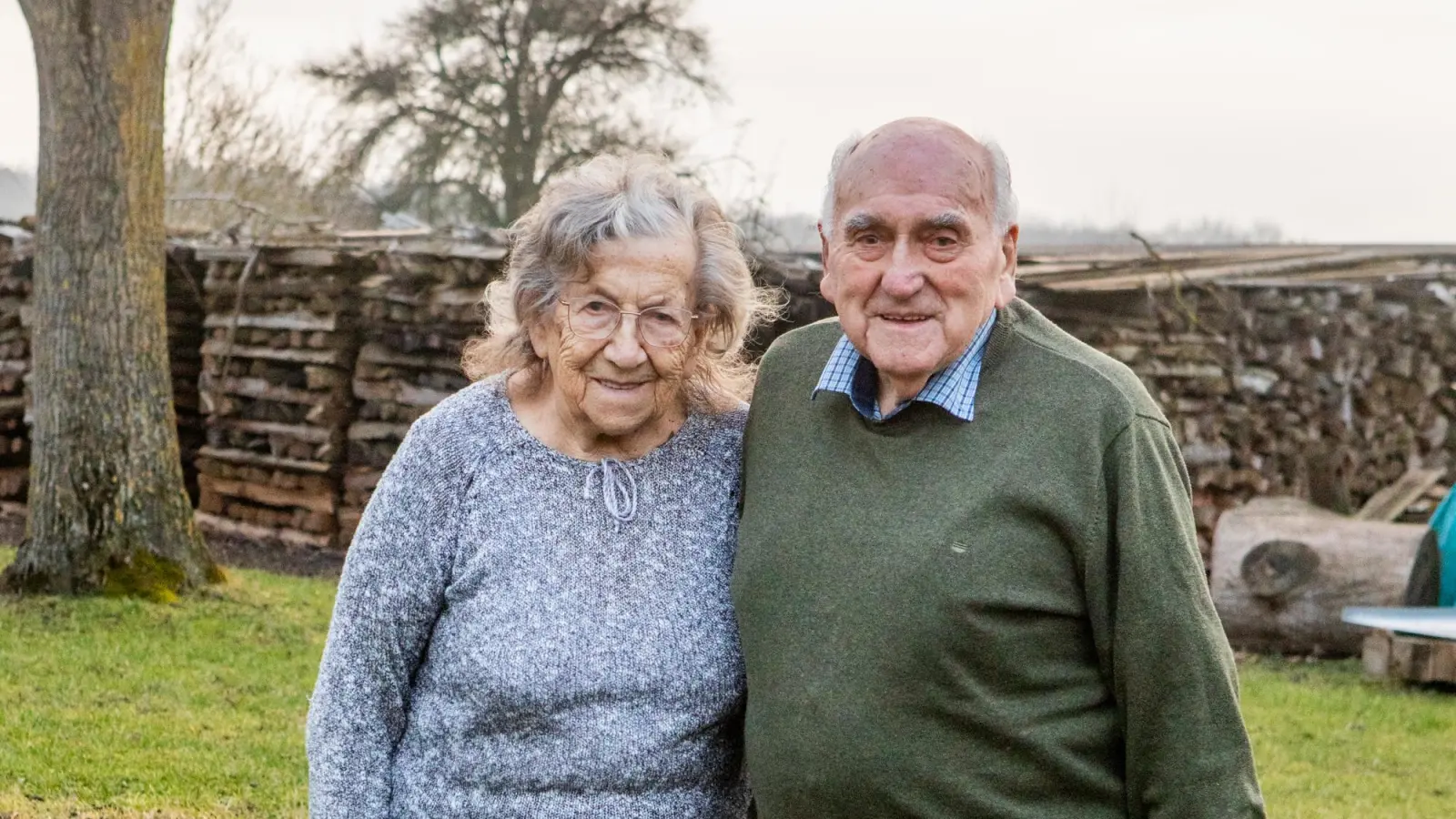 Rosa und Erich Bickel in ihrem Garten. (Foto: Evi Lemberger)