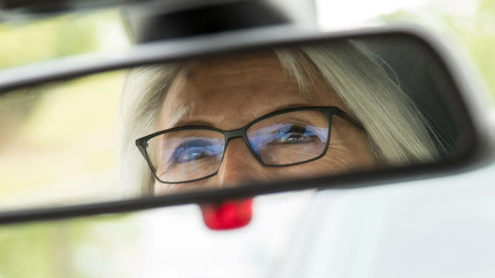 Die Augen sollten möglichst alle zwei Jahre überprüft werden - unabhängig davon, ob man eine Brille trägt oder nicht. (Foto: Christin Klose/dpa-tmn/dpa)