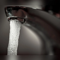 In dem Heilsbronner Stadtteil Bürglein ist am Freitag die Wasserversorgung ausgefallen. (Symbolbild: Felix Kästle/dpa)
