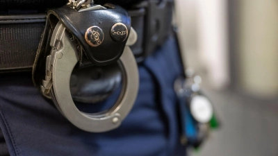 Nach dem dreisten Betrugsversuch versucht die Polizei die Identität der Männer festzustellen. (Symbolbild: Peter Kneffel/dpa)