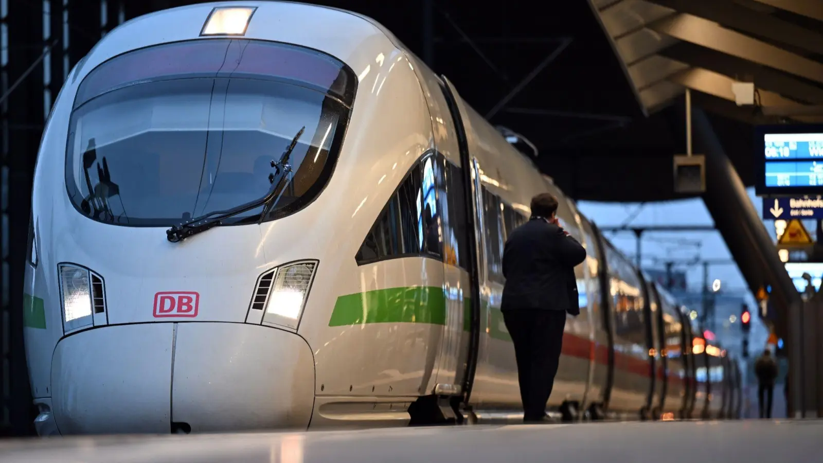 Der Tarifkonflikt bei der Bahn soll mit einer Schlichtung beigelegt werden. (Foto: Martin Schutt/dpa)