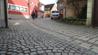 Der aktuelle Belag der Webergasse mit unterschiedlichen Pflastersteinen. Der Bau- und Verkehrsausschusses empfiehlt Feuchtwangens Stadtrat, hier einen einfacher begehbaren Streifen anlegen zu lassen. (Foto: Peter Zumach)