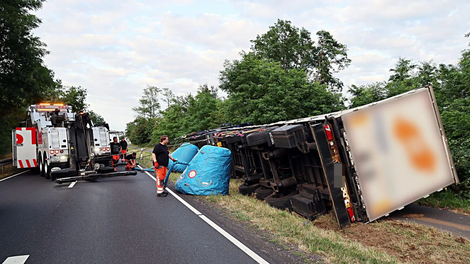 Der Lkw kippte komplett auf einen Radweg um.  (Foto: Ralf Hettler/dpa)