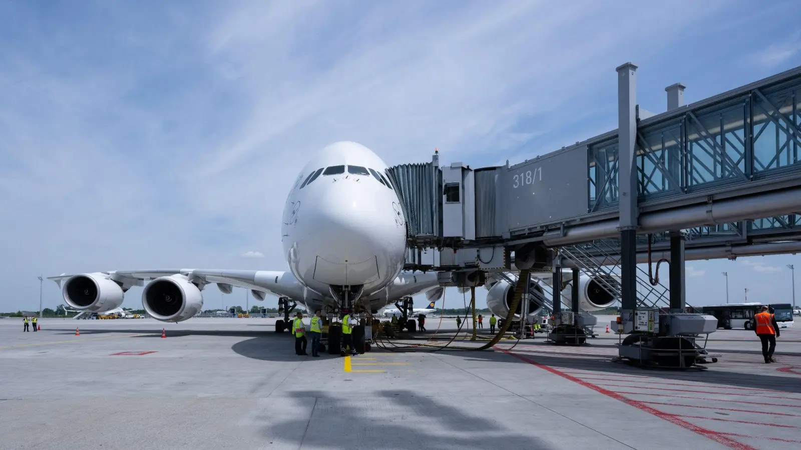 Ein Airbus A380 auf dem Flughafen München vor dem Abflug nach Boston. (Foto: Sven Hoppe/dpa)