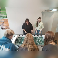 Spaß beim Kickern: Leitung Elina Lang (hinten, links) im Team mit Vera Griebl (rechts) spielen gegen die Teenager.  (Foto: Michaela Krauth)