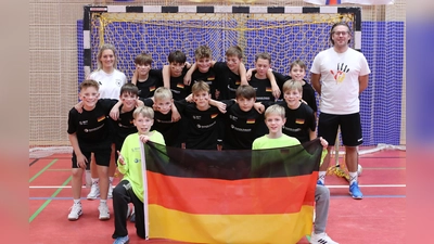 Die WM-Jungs mit Trainerin Sabine Hassel und Trainer Felix Kölle. (Foto: Jürgen Grimme)