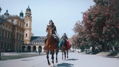 Ein Video von Reitern im Münchner Hofgarten ist Teil von Kratzers Inszenierung.  (Foto: Braun, Dahl, Bebi/Bayerische Staatsoper/dpa)