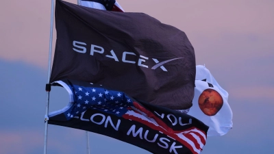SpaceX war kürzlich mit Musks KI-Unternehmen xAI fusioniert, das mit Anbietern wie Anthropic und OpenAI bei generativen KI-Werkzeugen konkurriert. (Archivbild) (Foto: Eric Gay/AP/dpa)