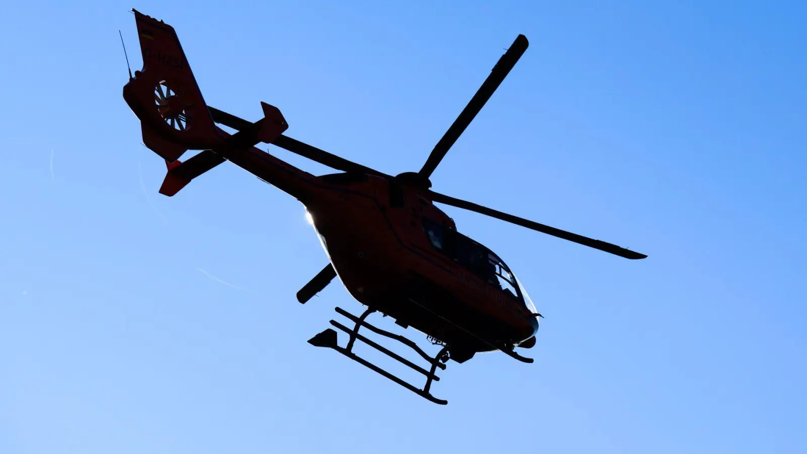 Der Gleitschirmflieger wurde mit dem Rettungshubschrauber ins Krankenhaus gebracht. (Symbolbild) (Foto: Julian Stratenschulte/dpa)