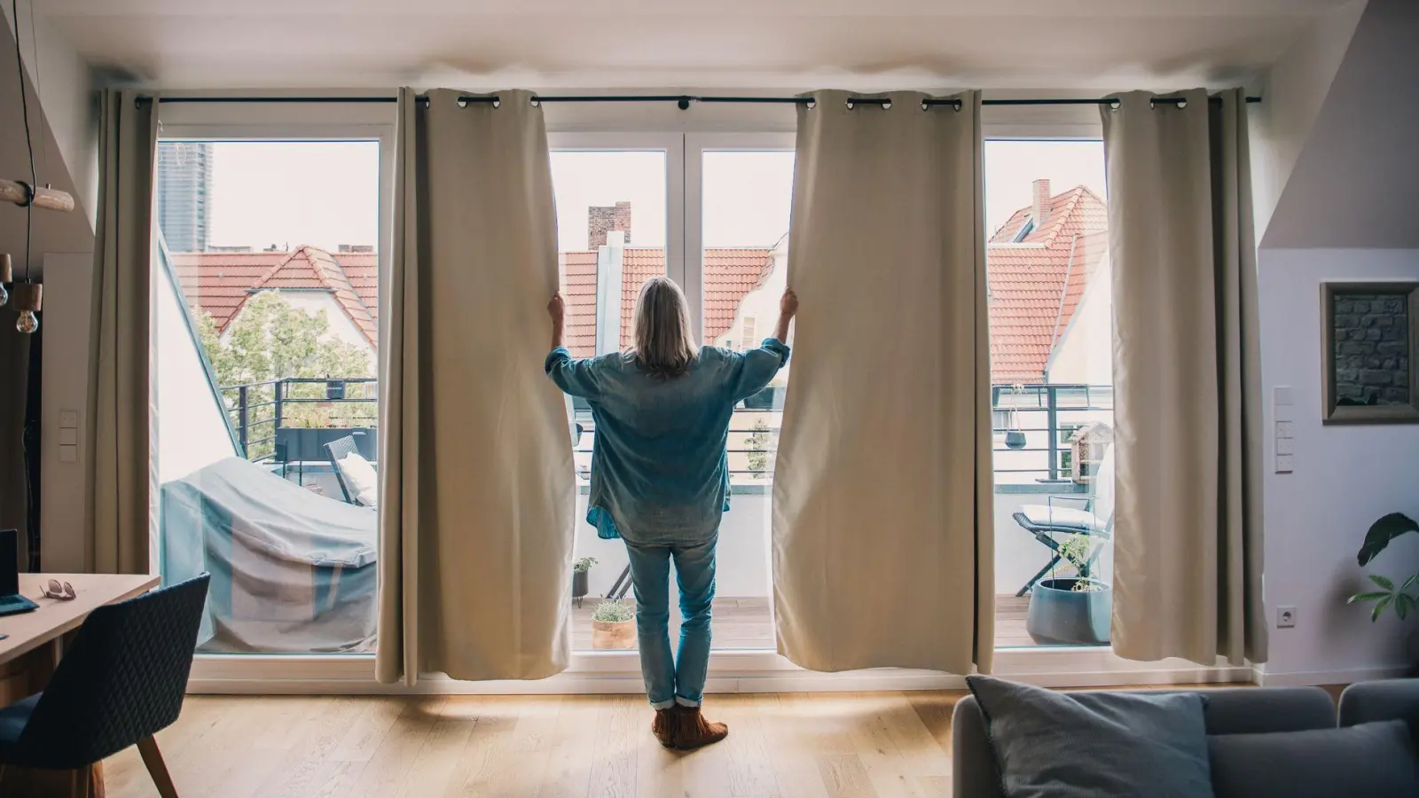 Die Entscheidung, eine Wohnung zu kaufen oder lieber zu mieten, ist von vielen Faktoren abhängig. (Foto: Zacharie Scheurer/dpa-tmn)