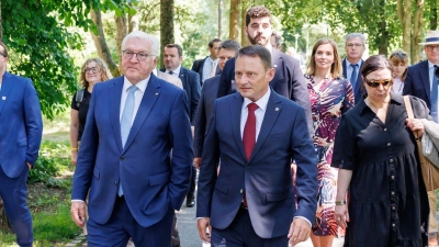 Bundespräsident Frank-Walter Steinmeier (M, l) geht bei einem Besuch in Weiden mit Jens Meyer (M, SPD), Oberbürgermeister von Weiden, durch die Stadt. Steinmeier verlegt seinen Amtssitz für drei Tage vom 25. bis 27. Juni nach Bayern um in der Region mit Bürgern ins Gespräch zu kommen. (Foto: Daniel Karmann/dpa)