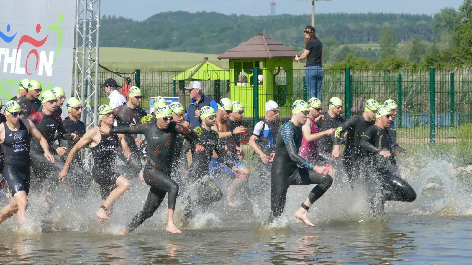 Und los geht es: Start zum Schwimmen im Obernzenner See. (Foto: Helmut Meixner)