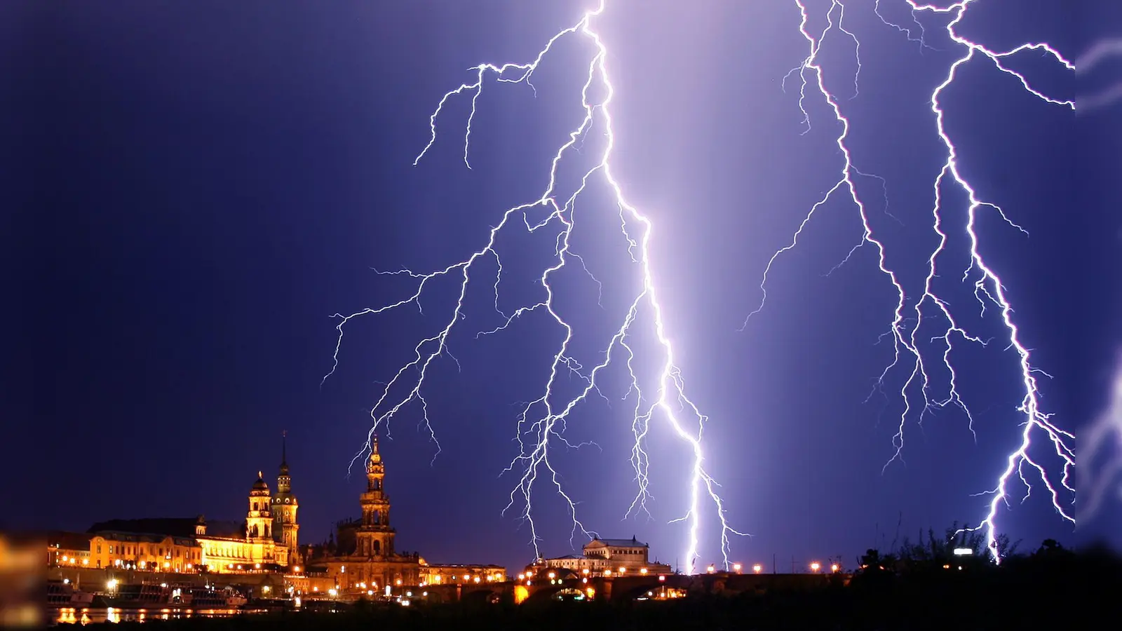 Auch wenn dieser Blitz über Dresden beeindruckend aussieht - die Stadt liegt im Ranking nur auf Platz 331. (Archivbild) (Foto: Ralf Hirschberger/dpa-Zentralbild/dpa-tmn)